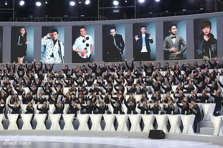 《奔跑吧》鹿晗秀舞技帅气 陈伟霆和孩子温馨互动