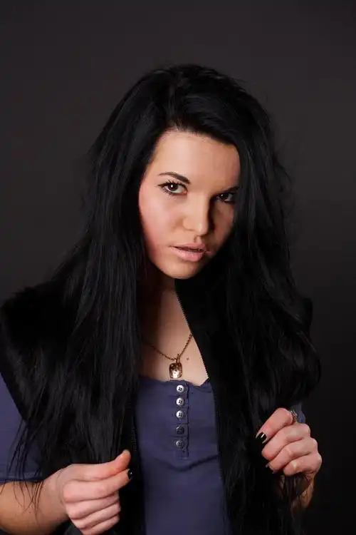 性感黑色背景上的黑发