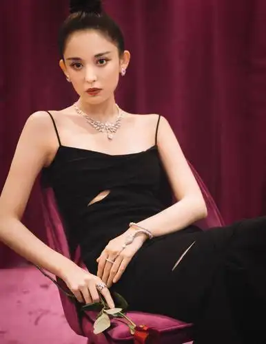 古力娜扎身材太好了,浅棕色长款羊绒大衣,难挡她凹凸有致的身形