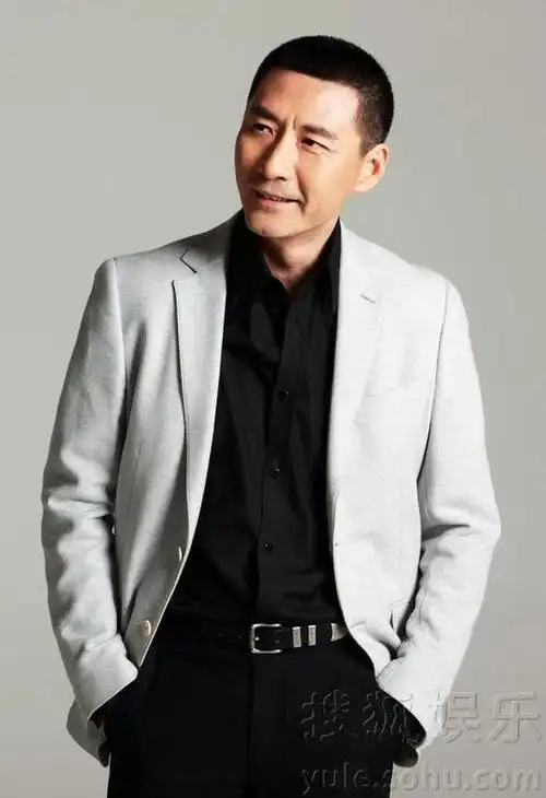 写真大片,"元芳"这次化身时尚的都市精英,演绎现代成熟男人的温情魅力