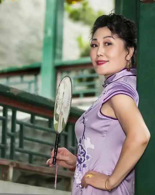 身着旗袍的女人 如诗如歌