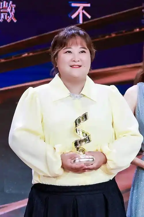 2021微博电影之夜启幕,贾玲获得年度最受欢迎导演荣誉_李焕英