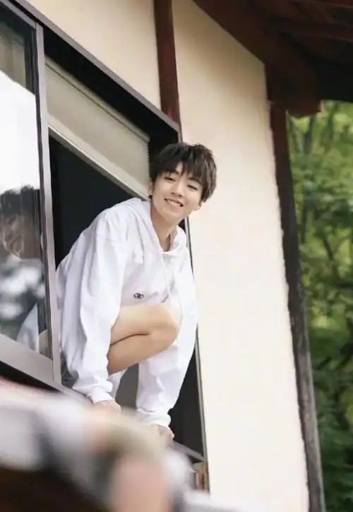 王俊凯穿白色衣服时露腹肌(王俊凯近照流出)(2)