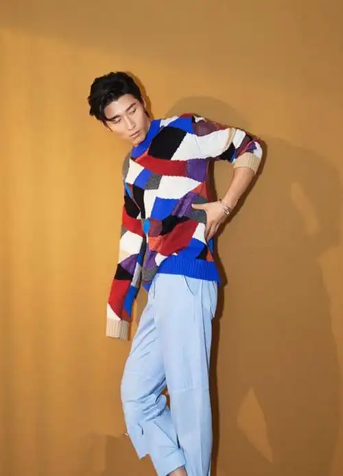 窦骁把衬衫往肩上一绑,又搭配补丁牛仔裤,私服又帅又潮!