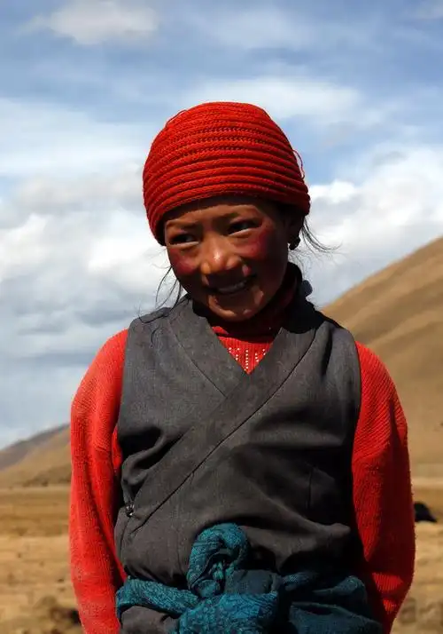 上一页 下一页 作品名称: 高原红  作品描述: 藏族小女孩,满脸高原红