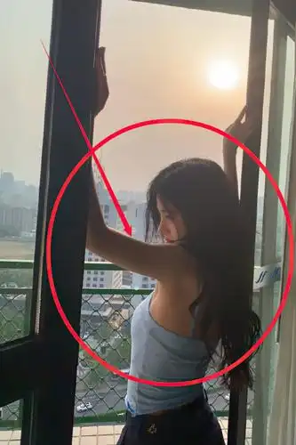 鞠婧祎穿无袖背心秀手臂,谁料却被未p的腋窝抢镜,太惊艳了