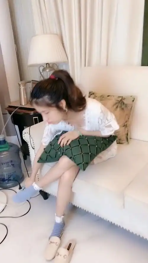 快来看,50码大脚的女房东!