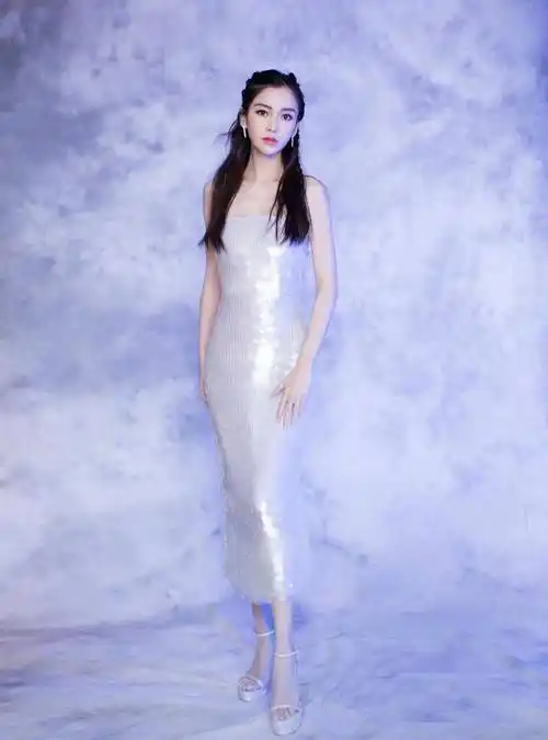 杨颖的时尚感真的没得挑,穿修身亮片裙提升外在美,美得优雅出众