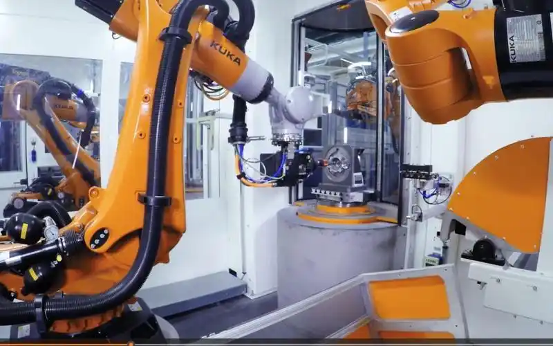 以下是kuka工厂的工业4.0机器人智能自动化