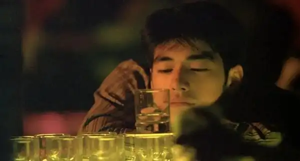 王家卫式浪漫"爱是孤独,孤独是爱" 1994年经典电影《重庆森林》孤独无