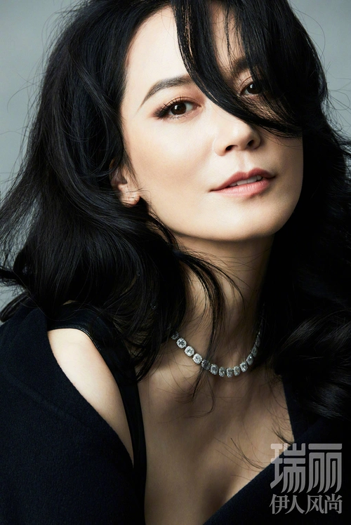 俞飞鸿大片曝光大衣半垮露香肩性感迷人