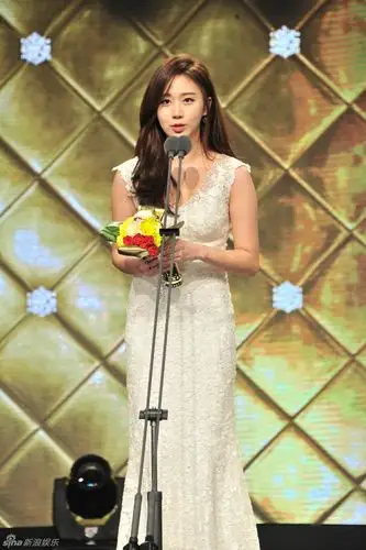 组图少时秀英演技受肯挥泪领奖李宥利夺大赏