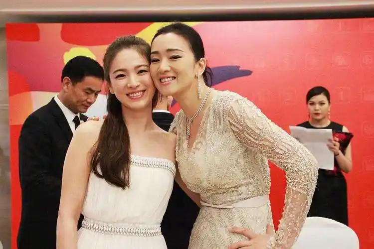 黑皮与白皮女星合照对比太惨烈章子怡被碾压佟丽娅输给了杨幂