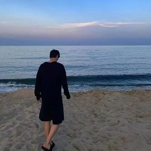 男生海边背影头像