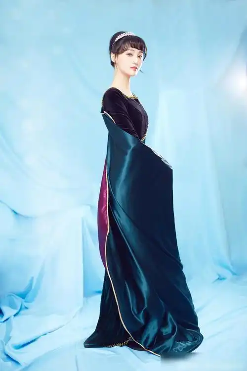 郑爽参加《王牌对王牌》录制,造型扮演《冰雪奇缘》中的艾尔莎