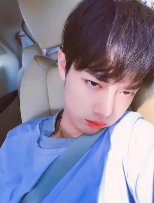 肖战喝水嘟嘴接泡泡