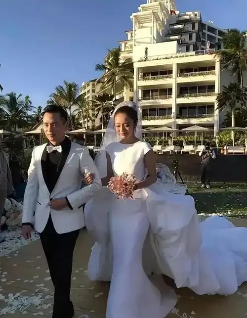 结婚后,安以轩与他过着幸福美满的生活.