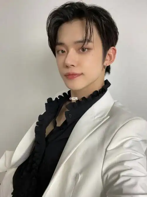 崔然竣官推更新白西装黑领不要太欲