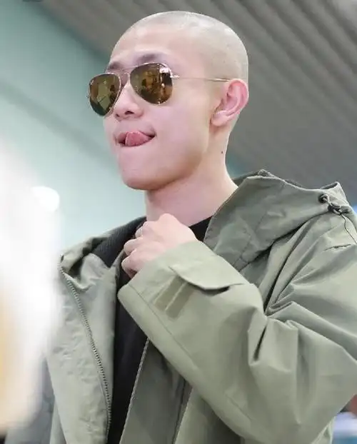 从张一山的造型来看,最扎眼的就是他的那个光头发型了