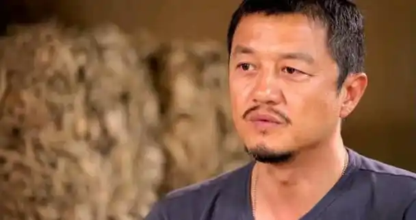 讽刺的是,他老婆的直播间有近万人,而李亚鹏这样的大明星,直播间里却