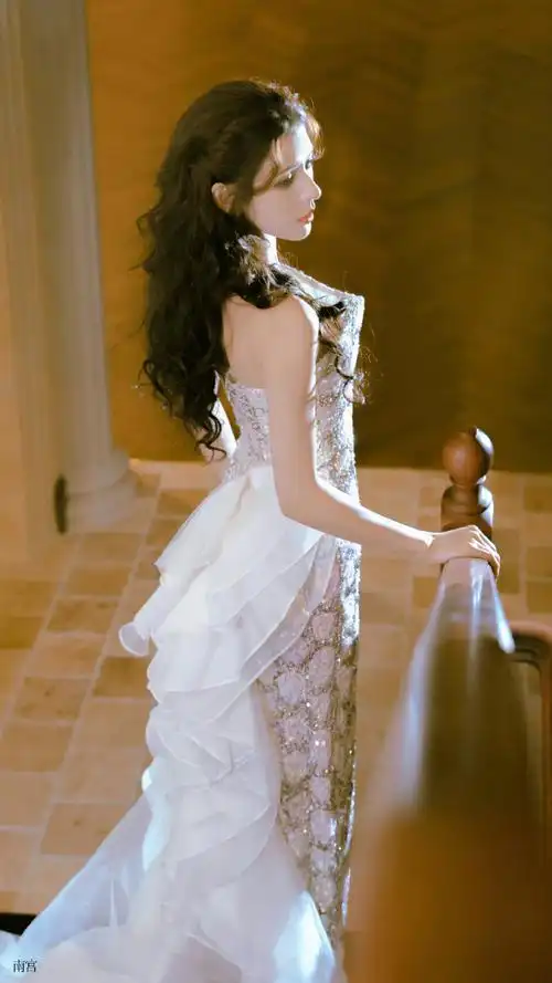 张予曦为防走光在胸口插花