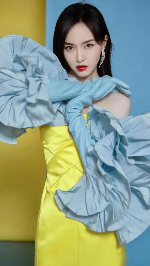 演员唐嫣笑容满面身材气质超好来看美美哒照片