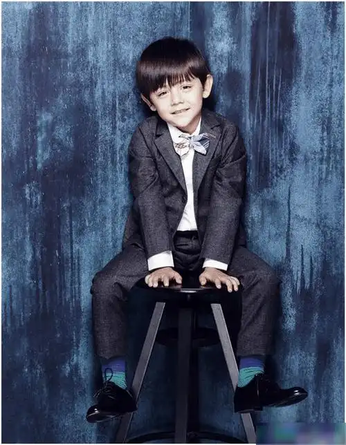 刘烨混血儿子颜值有多高身着帅气小西装妥妥的童话小王子