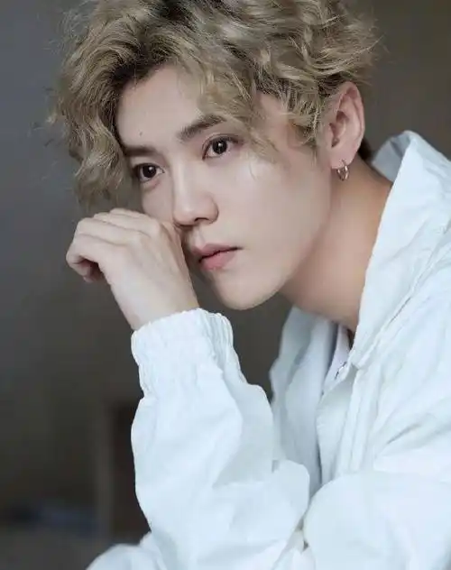 30岁鹿晗依旧热爱男孩穿搭卷发配纯白色服装少年感十足