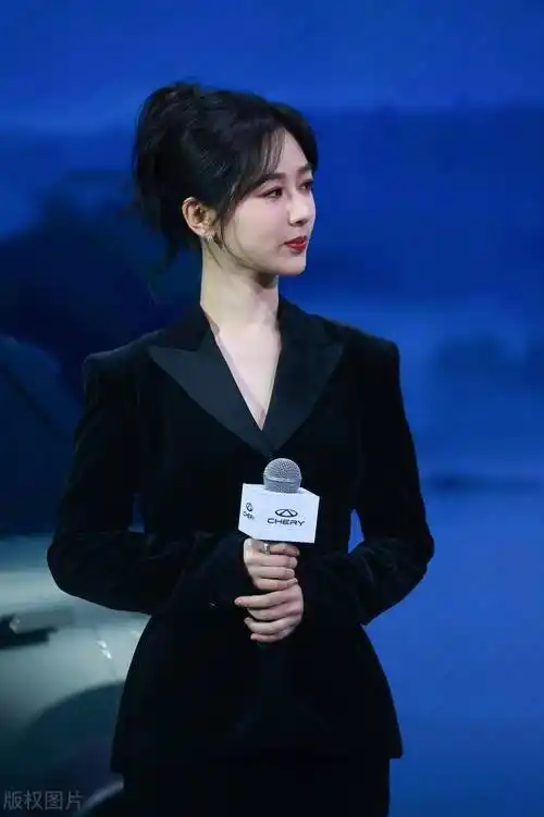 杨紫看着真瘦,穿黑色丝绒西装优雅干练,天鹅颈,小酒窝好迷人