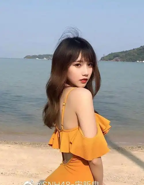 26岁宋昕冉泳装出镜美腿翘臀黑丝诱惑撩人姿态尽显性感魅力