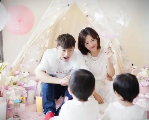 靳东在他30岁那一年,他竟然坠入爱河,迷恋上了比自己大9岁的女明星