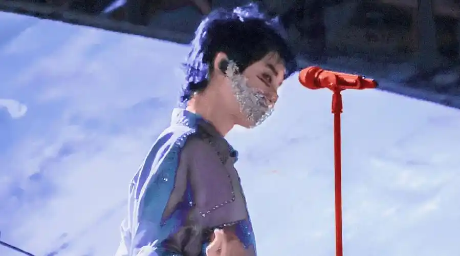 华晨宇戴面具唱歌好稳