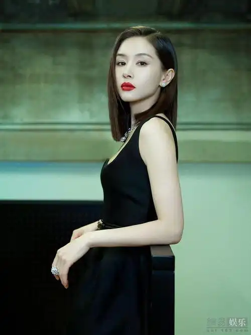 王子文穿花边领礼服气质超绝红唇加持气场