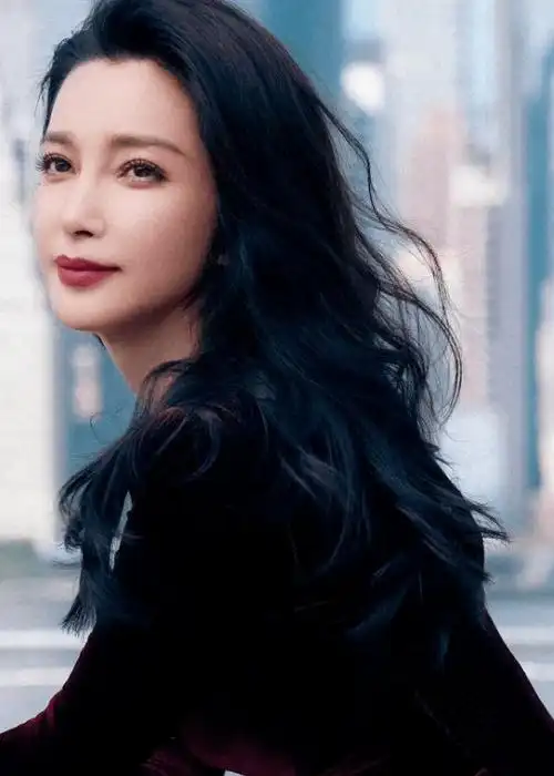 李冰冰跟妹妹迪拜度假常年清水煮菜果腹50岁双腿细直如少女