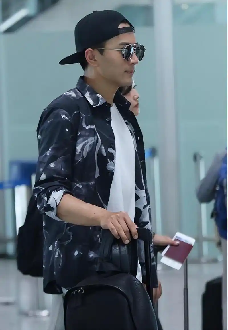 刘恺威穿着一件polo衫,配牛仔裤,看起来像是个"大叔"