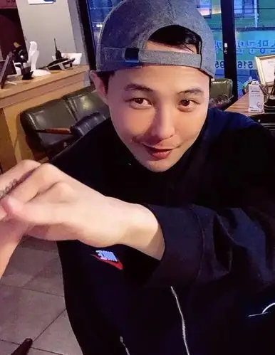 几天没洗头了,不妨学权志龙这样戴帽子,时尚感飙升回头率爆棚