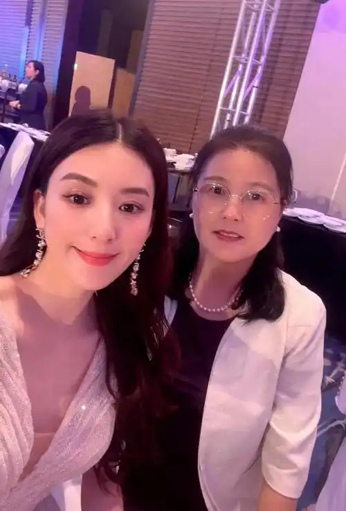 郭富城老婆方媛母亲节晒和妈妈合影分享女儿的母亲节卡片礼物