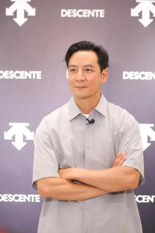 吴彦祖一家三口吃路边摊 简单生活引共鸣