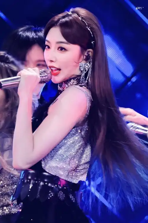 孔雪儿210311舞台造型,黑色亮片裙搭配精致妆容,一上舞台就光芒四射