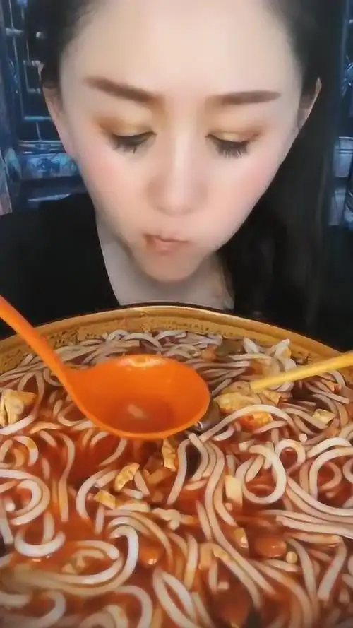 网红主播,美女大口吃螺蛳粉,最后居然呛到了!