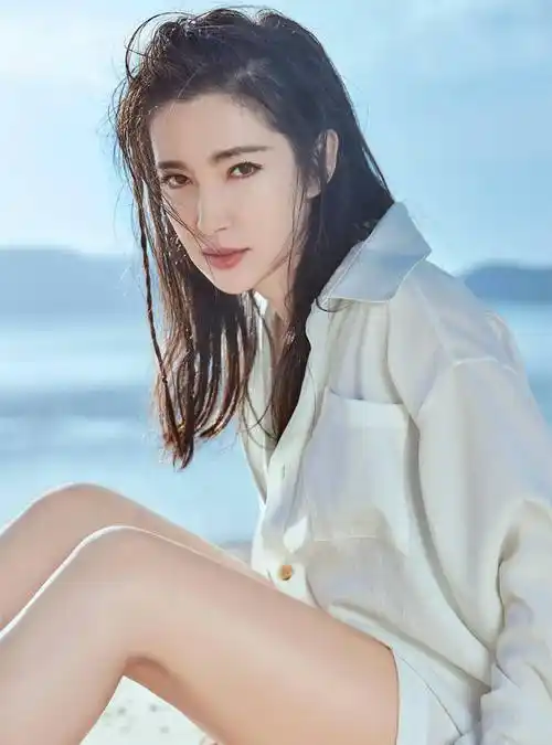 李冰冰晒近照,大秀时尚锁骨,她与小16岁的许文楠,近况如何?