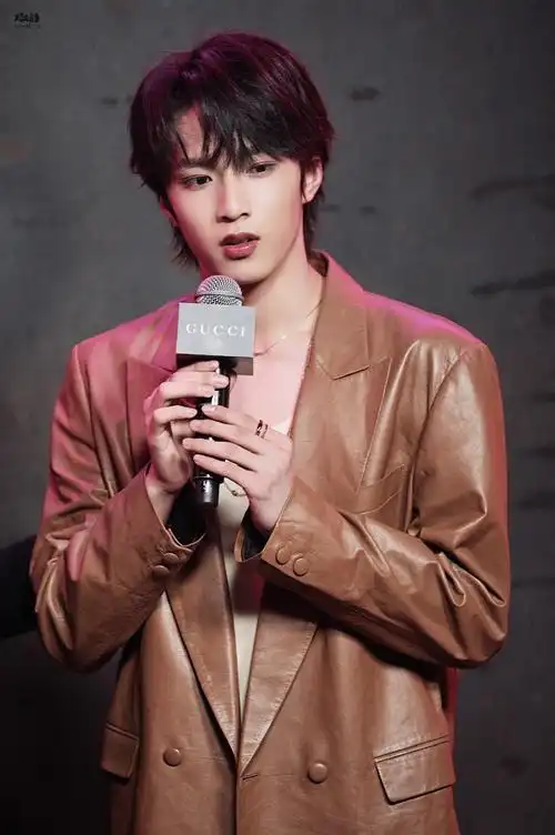 刘耀文卡其色皮衣##gucci上海大秀