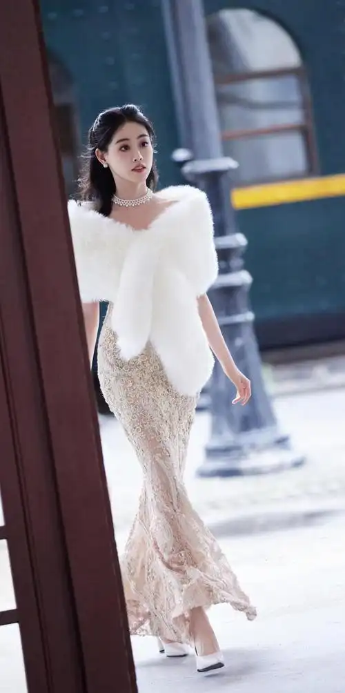 祝绪丹民国风写真珍珠项链蕾丝裙贵气优雅纤美迷人