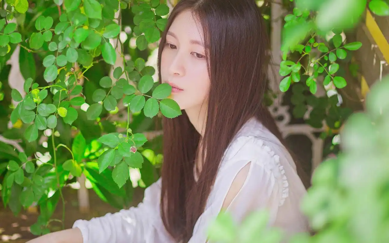 清爽的森系女孩高清桌面壁纸