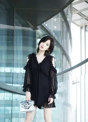 古力娜扎为了美太拼了,透视纱裙美腿撩人,网友:全靠颜值撑着