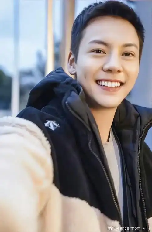 陈伟霆狼尾新发型##陈伟霆一起露营吧路人合影