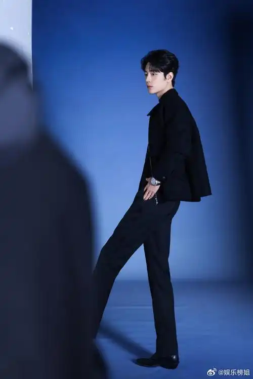 肖战全黑穿搭