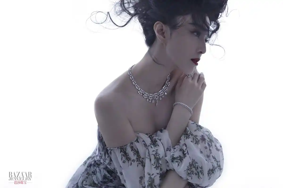 时尚女王范冰冰登上芭莎珠宝 2018年4月刊封面,所有的人,都有仰视光辉