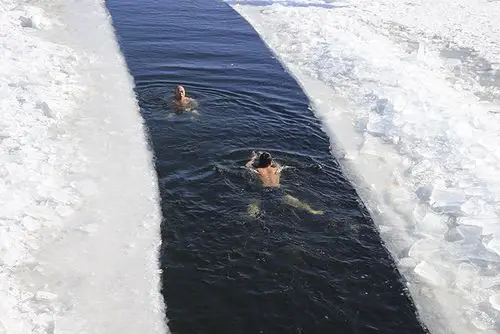 1月24日,冬泳爱好者在河北省唐山市迁西县栗香湖内冬泳.