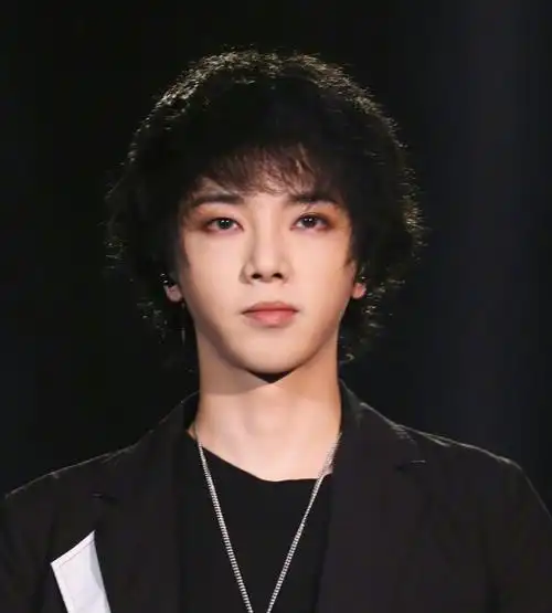 美瞳本体华晨宇眼中有星空